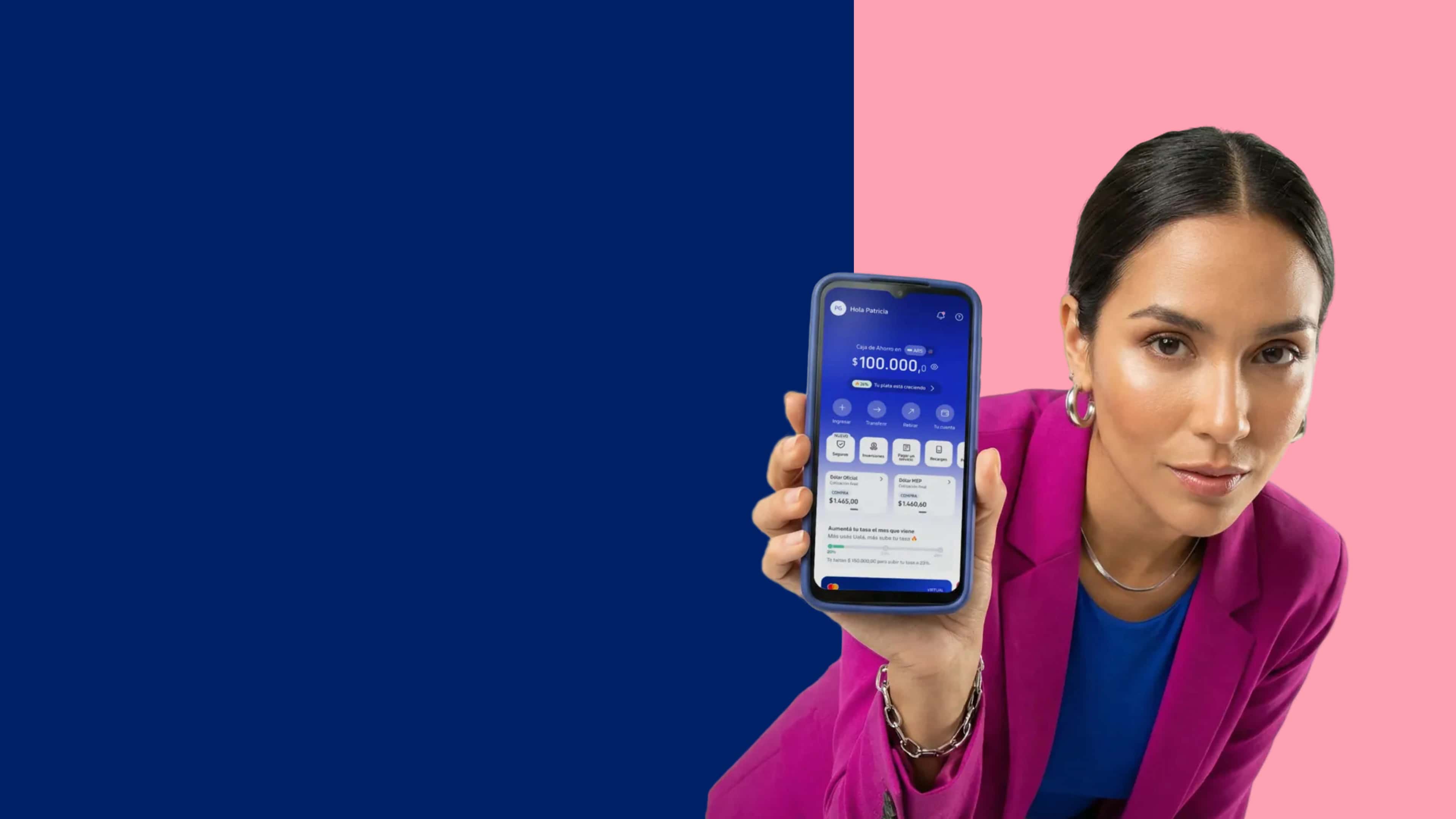 Persona con celular y pantalla de home