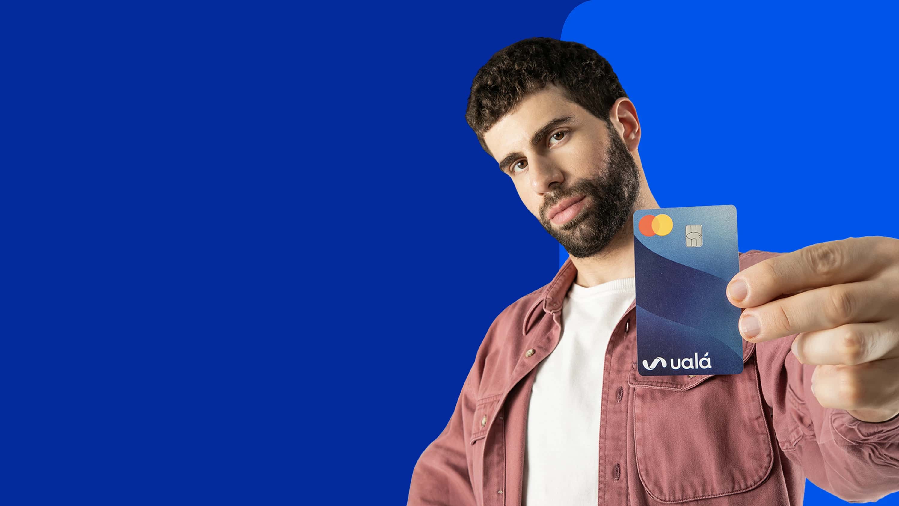 Mujer con tarjeta de crédito Ualá